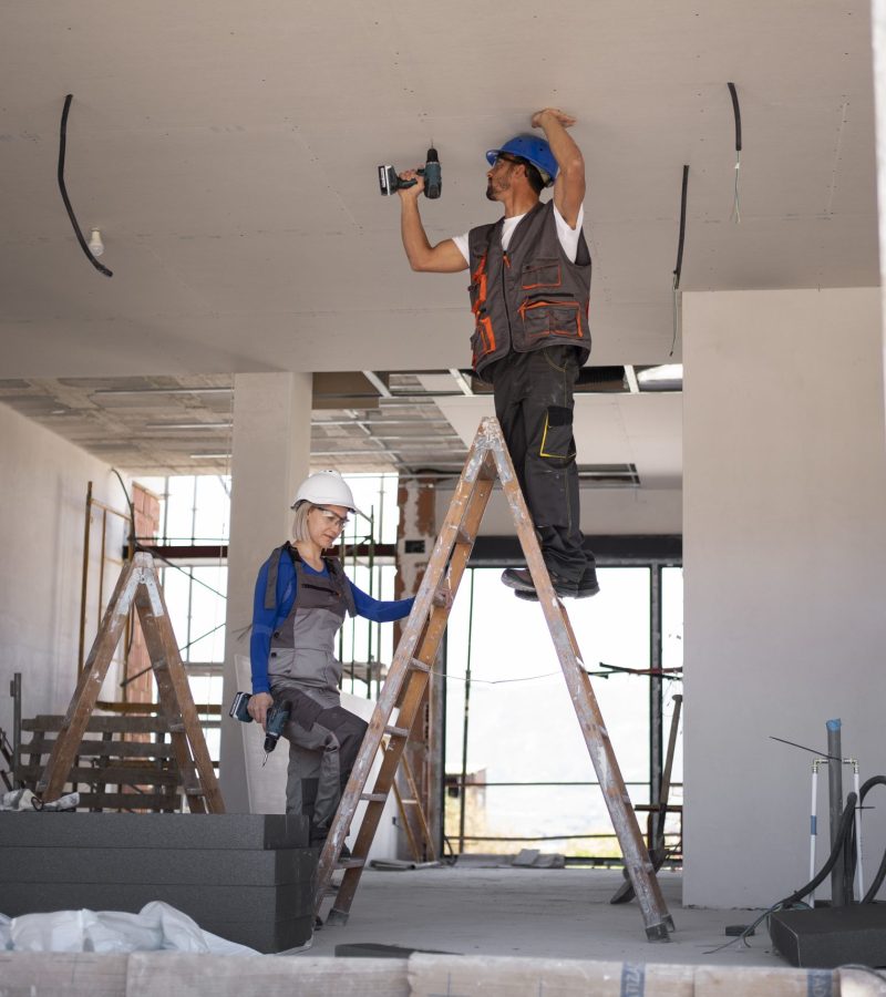 full-shot-man-woman-standing-ladder